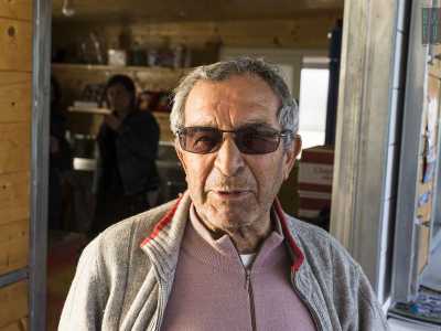 A darci il benvenuto � il titolare Vito, 86 anni e un'esistenza dedicata al calcio